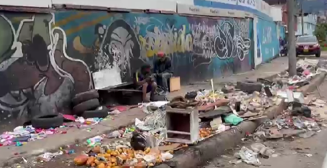 Fotografia en la que se aprecian escombros y basuras en las calles