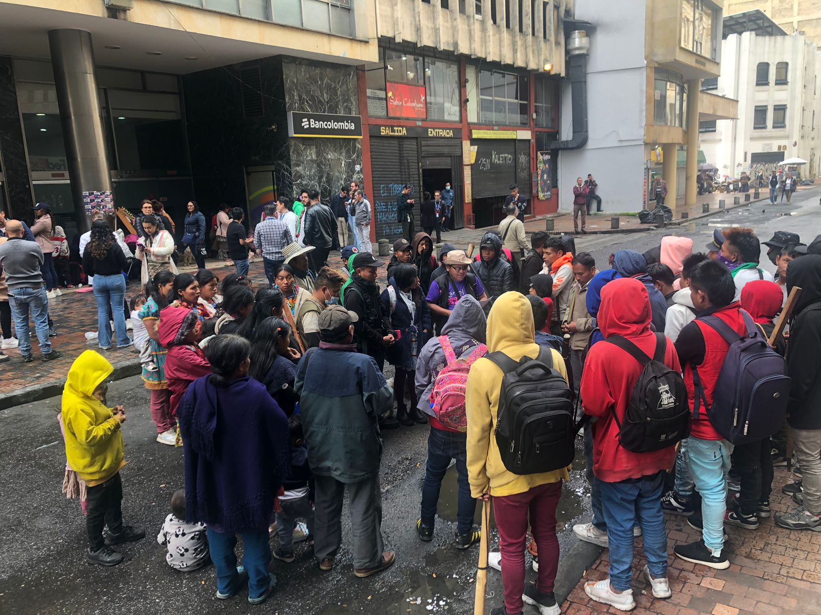 En esta fotografía aparecen muchas personas reunidas en una calle en el centro de Bogotá