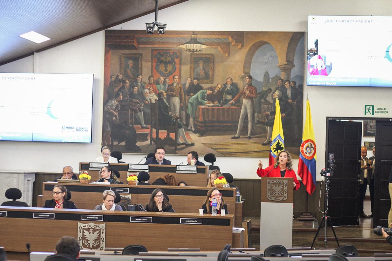 En esta fotografía aparece la concejal Forero hablando desde el atril del recinto los Comuneros