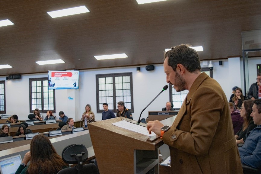 En esta fotografía el concejal BAena hablando desde el atril del recinto los Comuneros