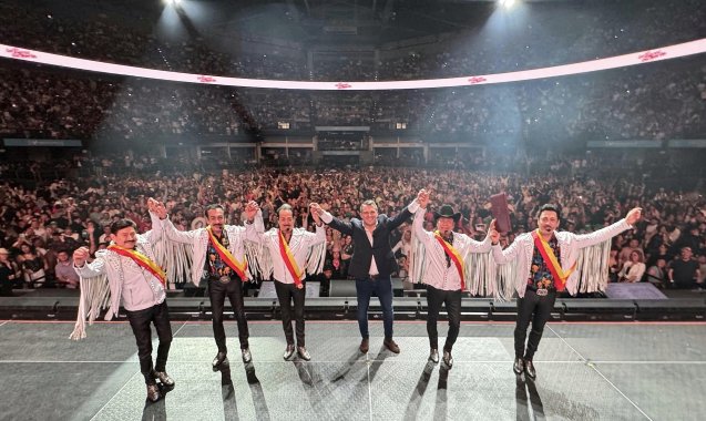 <p>En medio de su concierto en Bogotá, Tigres del Norte fueron sorprendidos con importante homenaje </p>