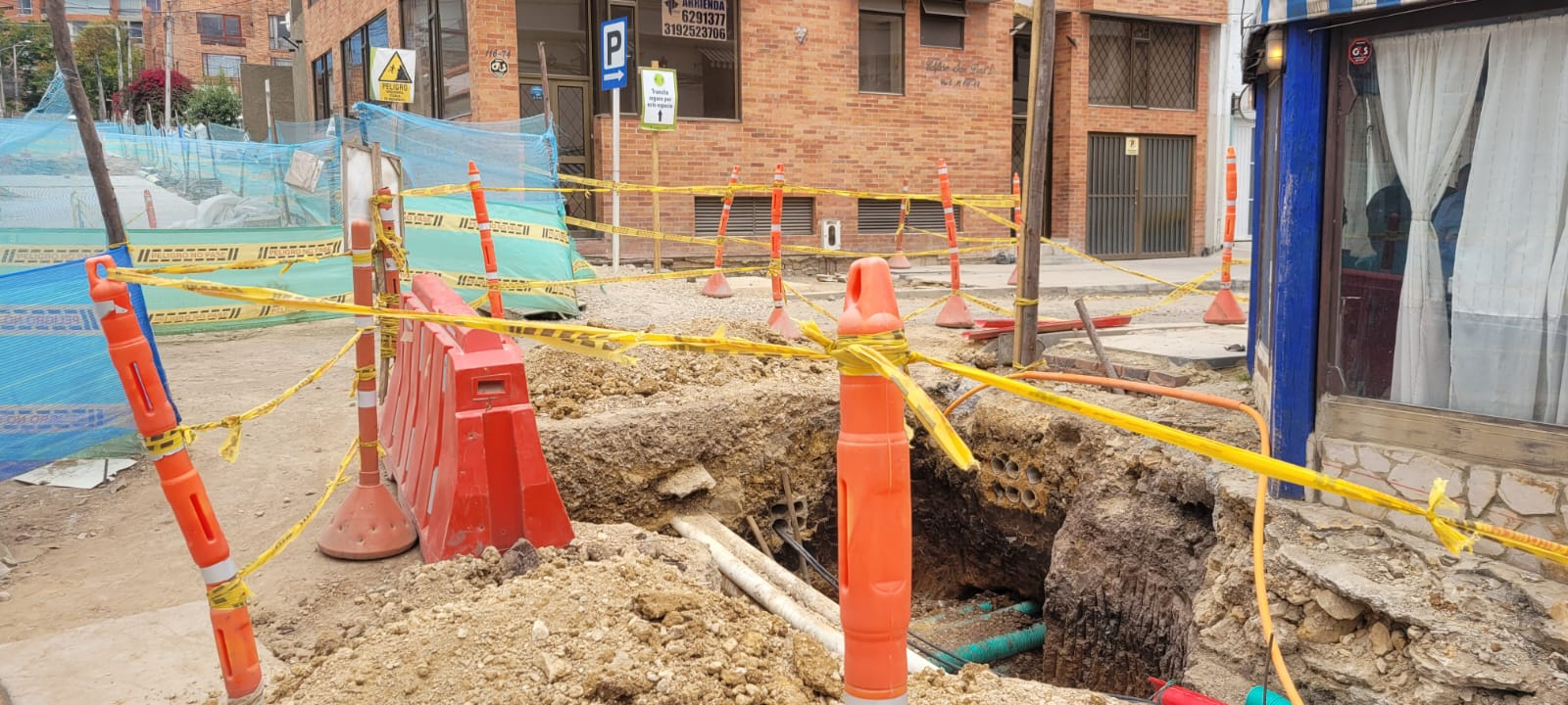 En esta fotografía se aprecia una calle con una obra inconclusa