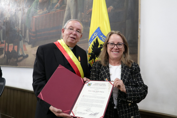 <p>Ana Teresa Bernal entrega la Gran Cruz al Mérito a Monseñor Héctor Fabio Henao por su Contribución a la Paz en Colombia</p>