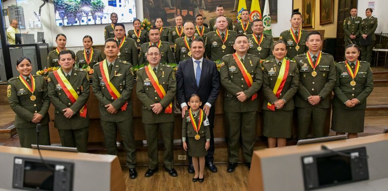 <p>Concejo condecora a policías más destacados de Bogotá </p>