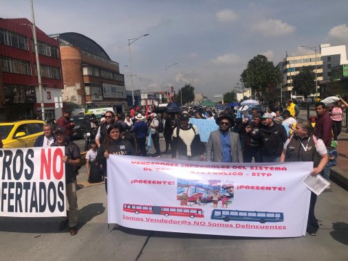 <p>Vendedores informales protestaron por medidas de la administración distrital. Concejal TAITA Oscar Bastidas Jacanamijoy, acompañó la actividad</p>