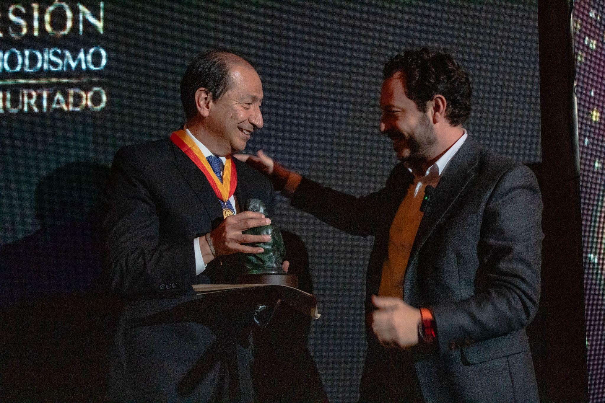 en esta fotografía el periodista Andrés Mompotes y el presidente del Concejo Juan Javier Baena