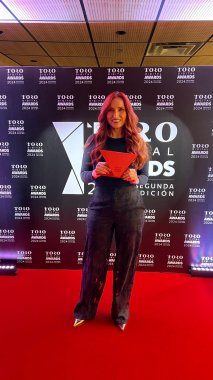 <p>La concejal Clara Lucía Sandoval recibe el Toro Digital Awards 2024 por su innovación en control político digital</p>