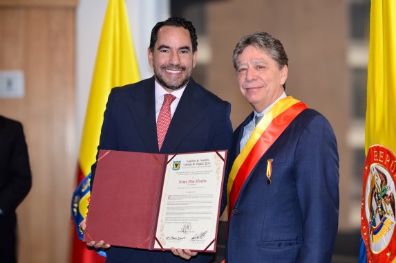 <p>Bruce Mac Master recibe máxima condecoración  que otorga el Concejo de Bogotá</p>