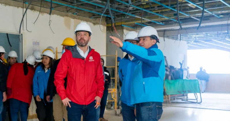 en esta fotografía de la obra aparece el alcalde Carlos Fernado Galán