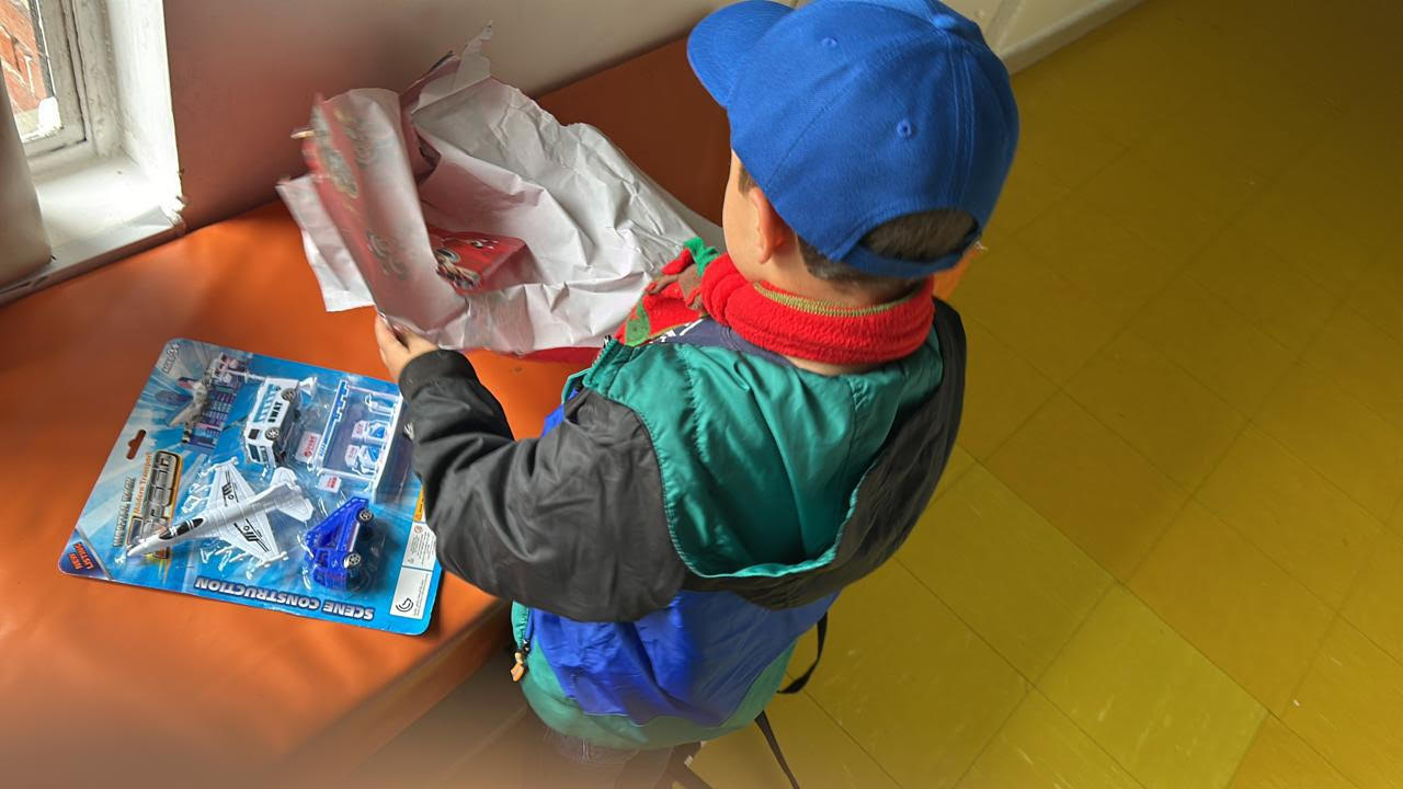 En esta fotografía un niño recibiendo uno de los regalos 