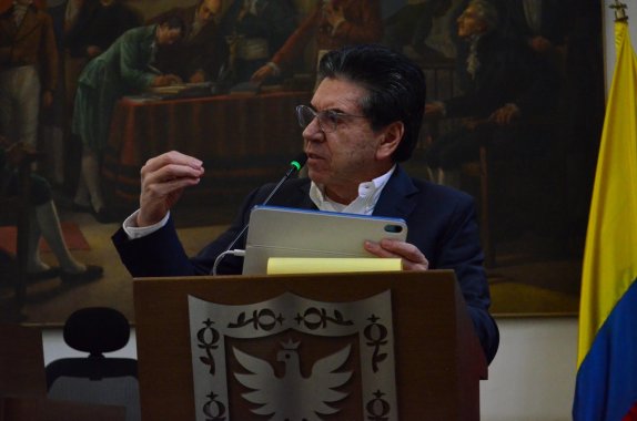 <p>Hay que ampliar y profundizar el Plan Aire 2030 de Bogotá: Fernando López </p>