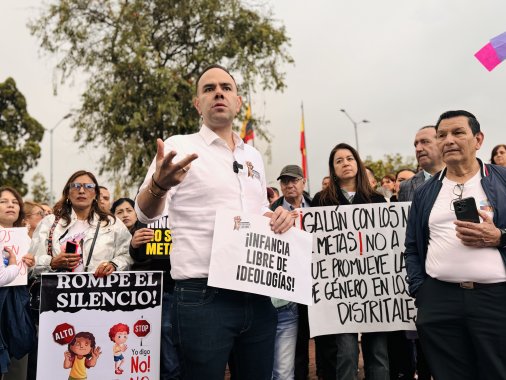 <p>Padres de familia, comunidad educativa, sector interreligioso y concejales, se manifestaron contra la imposición de ideología de género en los colegios públicos en Bogotá</p>