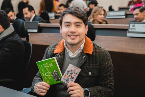 <p>Sorpresa de enamorados en la activación de la bancada por la lectura y la escritura en el Concejo de Bogotá</p>