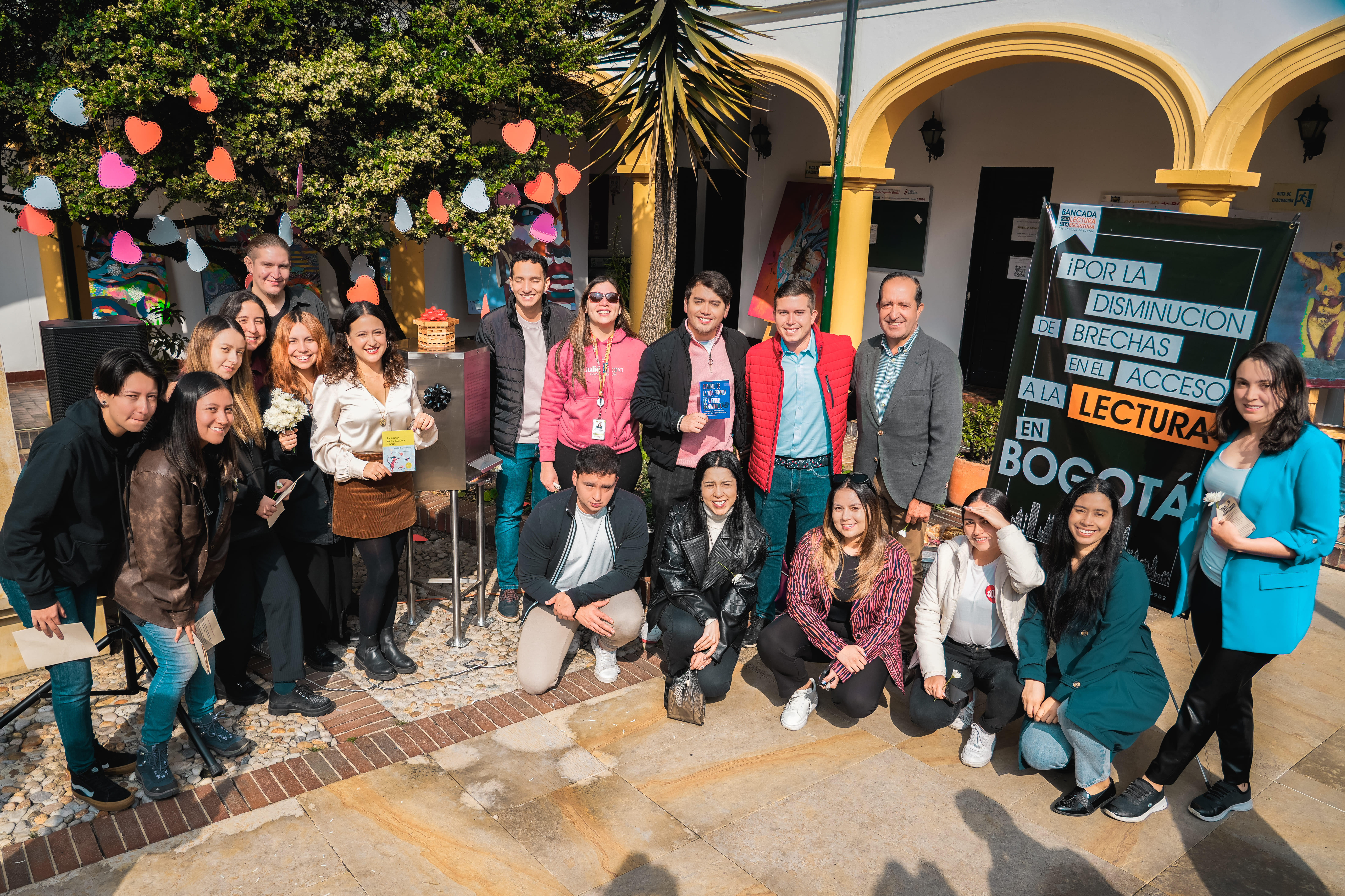 Primrea fotografía de participantes en el evento de lanzamiento