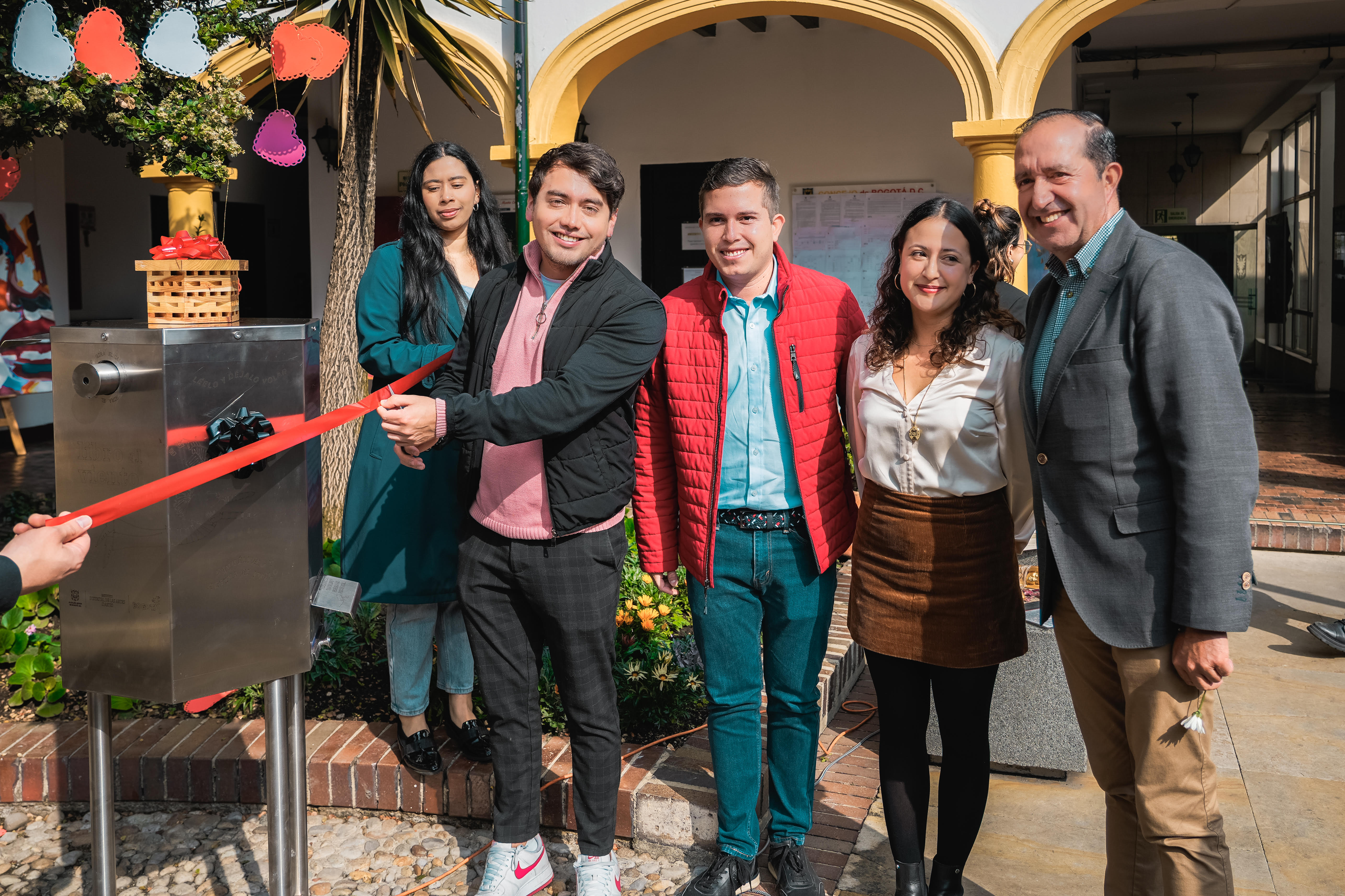 Segunda fotografía de participantes en el evento de lanzamiento