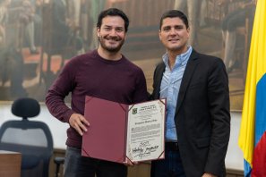 Concejal Papo Amín entrega moción de reconocimiento al motociclista Francisco Álvarez por su destacada carrera deportiva Concejal Papo Amín entrega moción de reconocimiento al motociclista Francisco Álvarez por su destacada carrera deportiva