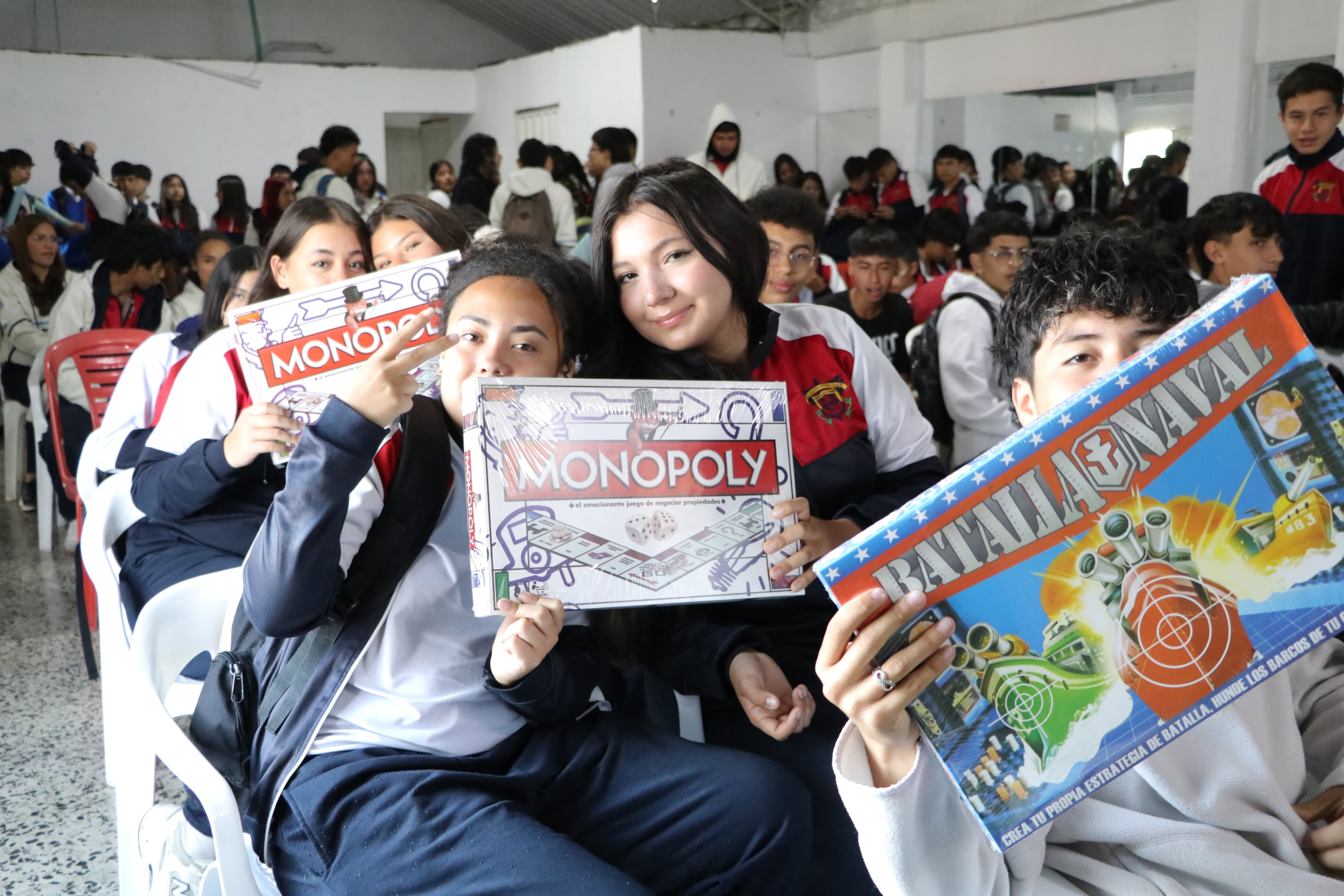 En esta fotografía varios niños posando para la foto.