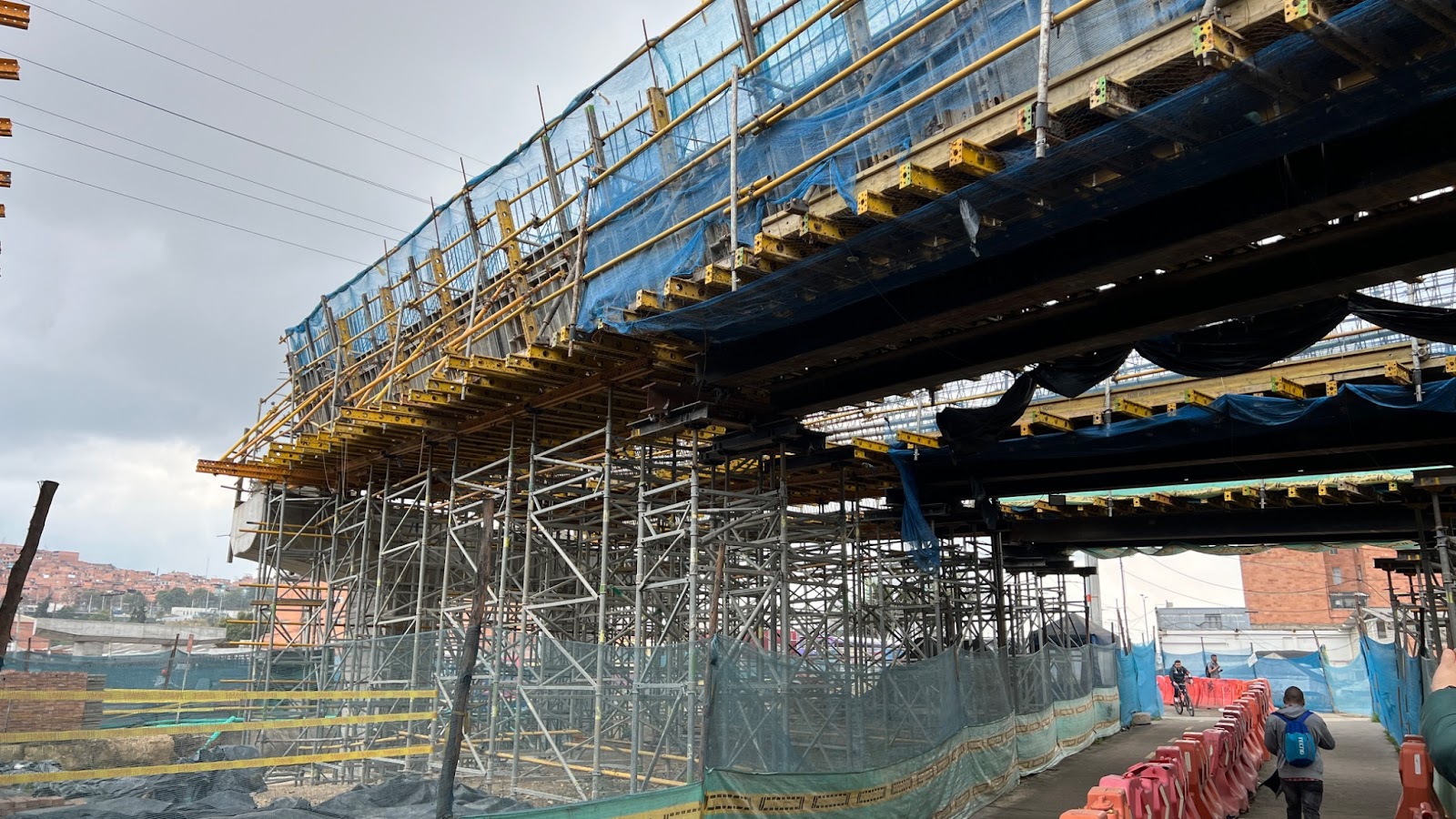 fotografía del una obra ubicada en la autopista sur con Av Bosa