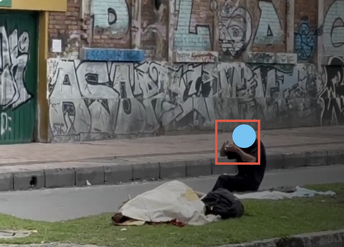 En esta imagen "Habitante en condición de calle consumiendo droga en el entorno escolar de la Institución Educativa Agustín Nieto, en la localidad de Los Mártires