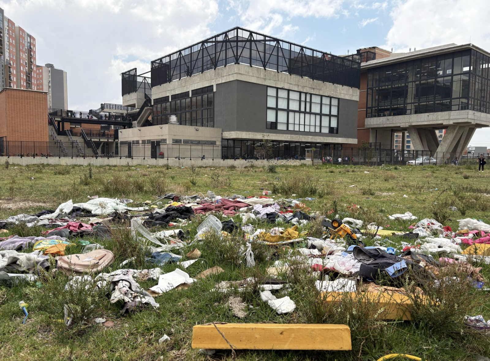 En esta imagen Panorama de basuras en el entorno escolar de la Institución Educativa Esmeralda Arboleda, en la localidad de Bosa