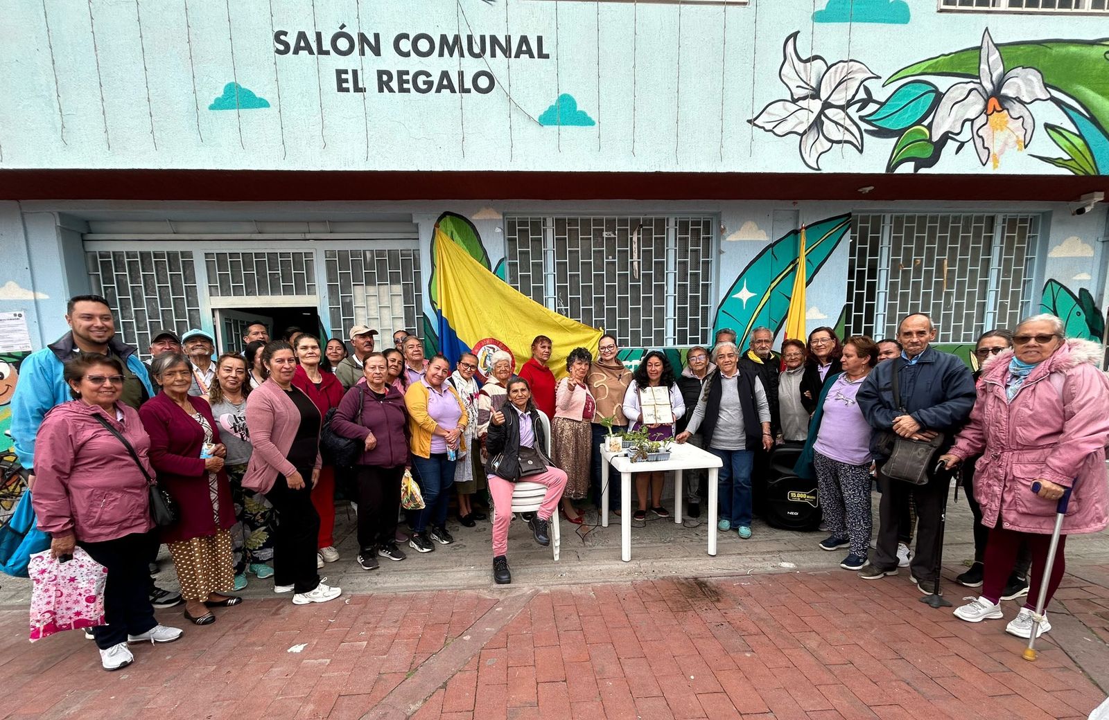 En esta foto aparece una comunidad reunida en la calle 