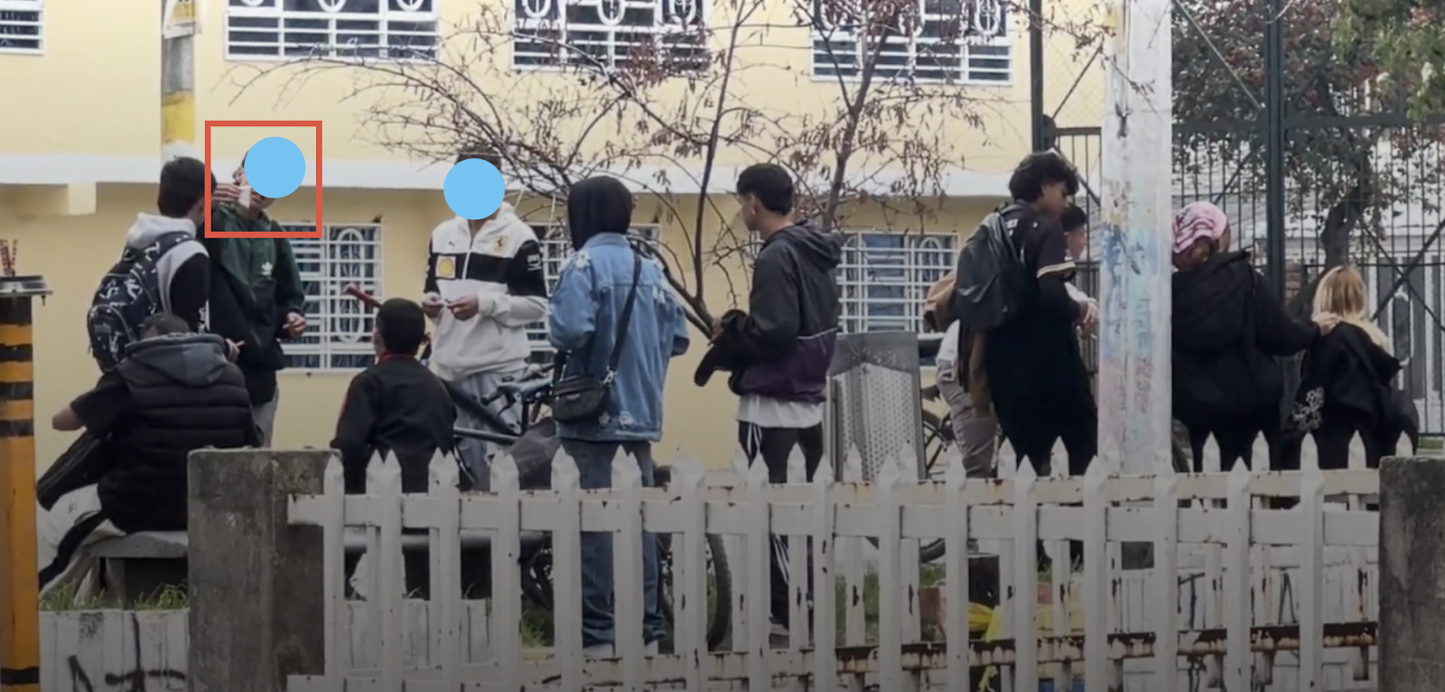Imagen de Jóvenes consumiendo y expendiendo droga en el entorno escolar de la Institución Educativa Japón, en la localidad de Kennedy