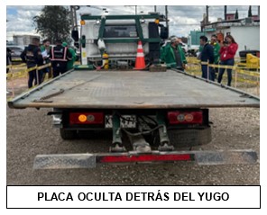 foto de una grua en la que la placa es tapda por el yugo