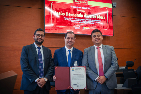 <p>Concejo de Bogotá condecoró al Doctor Jesús Hernando Álvarez Mora por su destacado aporte a la educación en Bogotá</p>