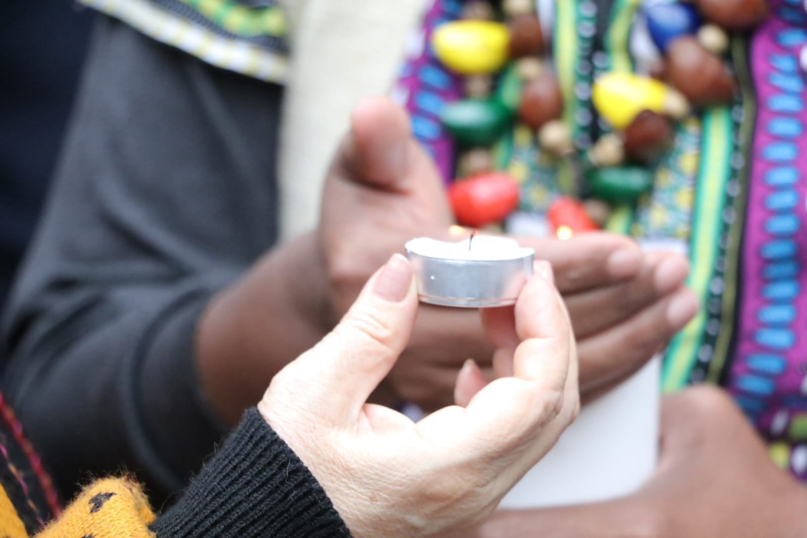 Imagen donde se aprecia una vela encendida