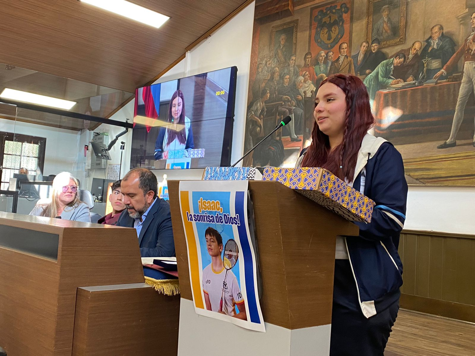 En esta foto Daniel hablando desde el atril del Recinto los comnuernos en el concejo de Bogotá