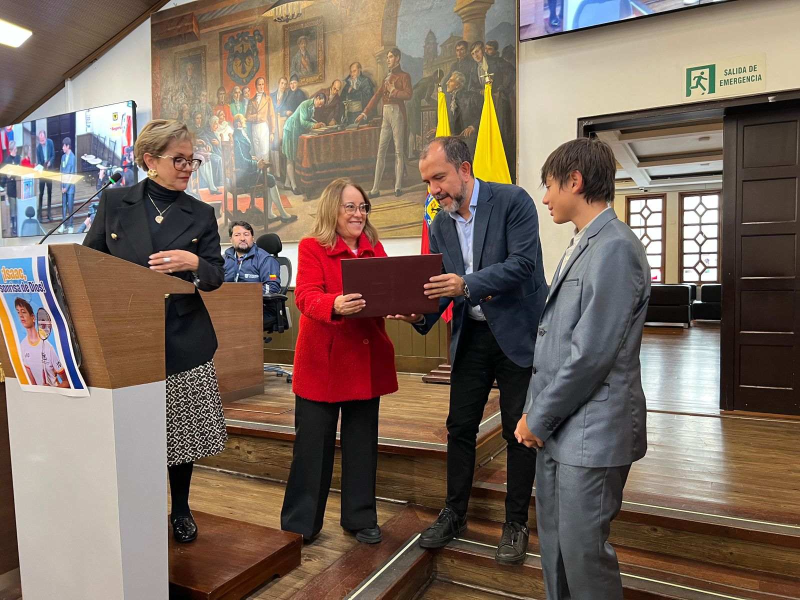 En esta fotografía Daniel le entrega la manción a Isaac.