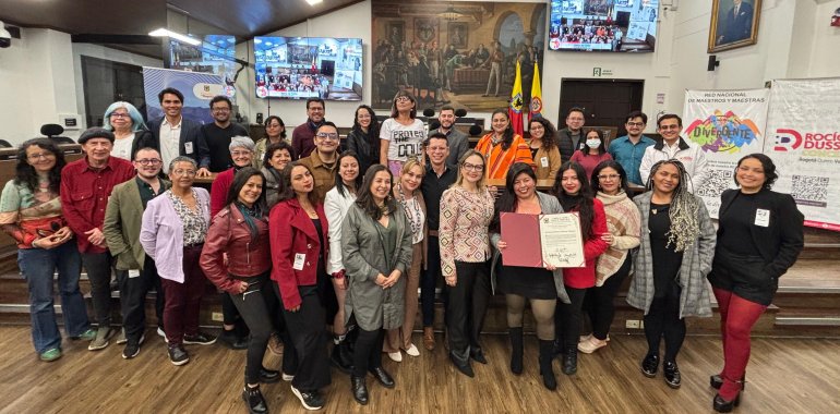 <p>Concejo de Bogotá entrega Nota de Estilo a la Red Nacional de Maestros y Maestras – DIVerGENte, por iniciativa de la concejal Rocío Dussán</p>