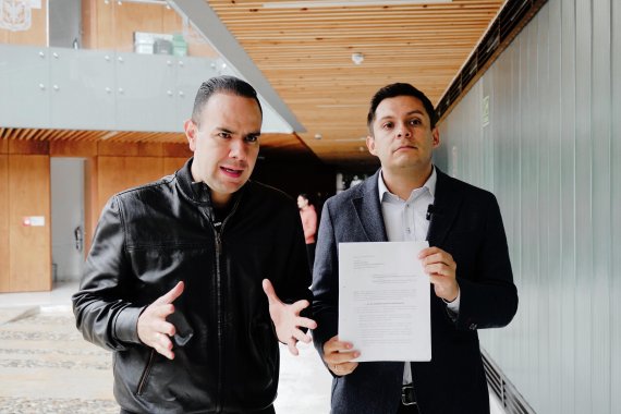 <p>Concejal Marco Acosta y abogado activista David Cote denuncian a Benedetti</p>