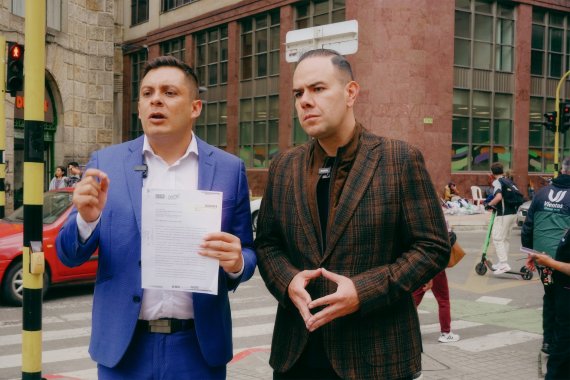 <p>Concejal Marco Acosta y abogado activista David Gerardo Cote radican acción popular para frenar presunto adoctrinamiento político en colegios de Bogotá</p>