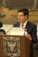 Concejal Fernando López condecora a los organizadores de la media maratón de Bogotá con la Orden Civil al Mérito José Acevedo y Gómez en el Grado Gran Cruz