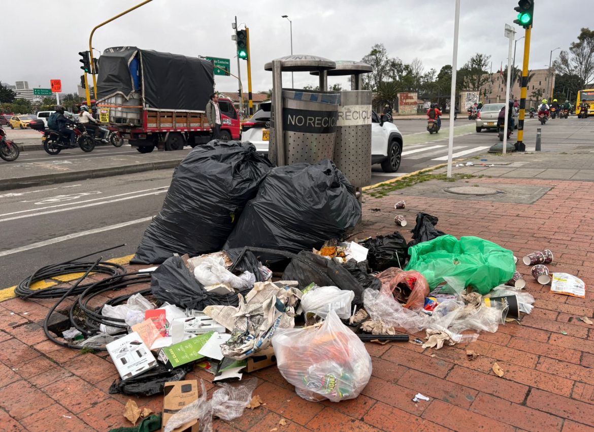 Primera imagen de basura desordenada en la calle