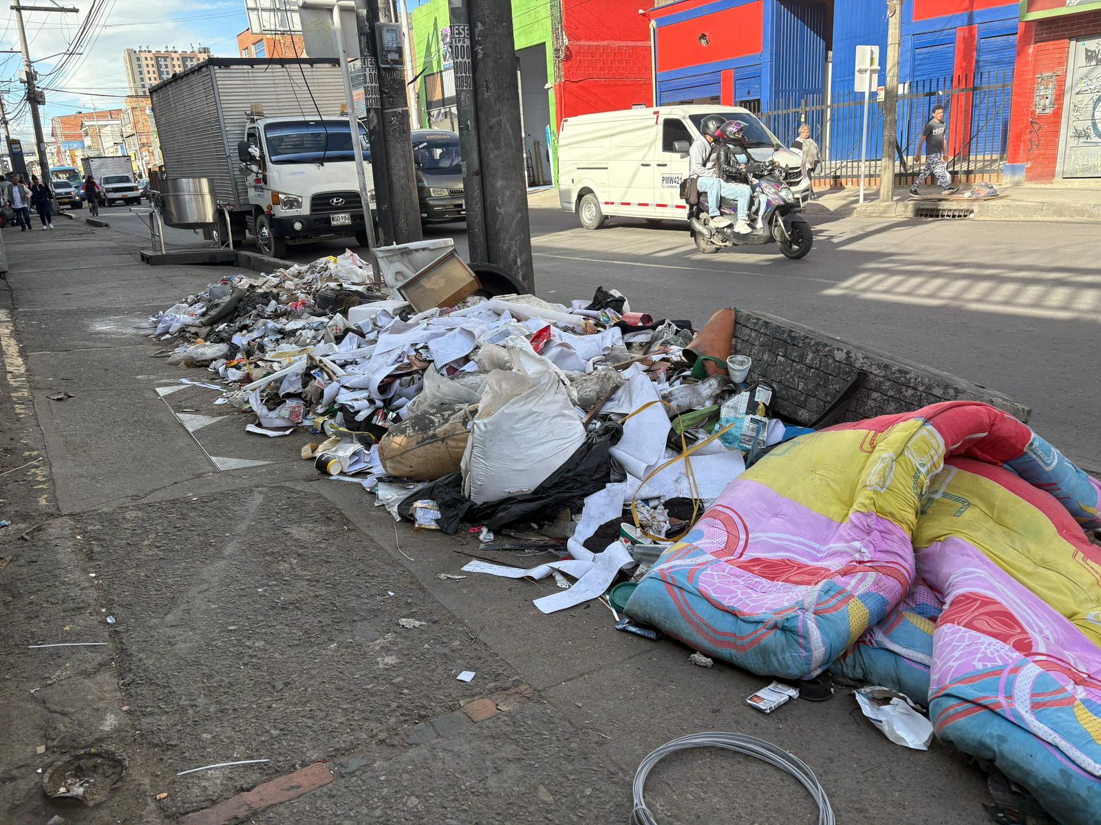 Primera imagen de basura desordenada en la calle