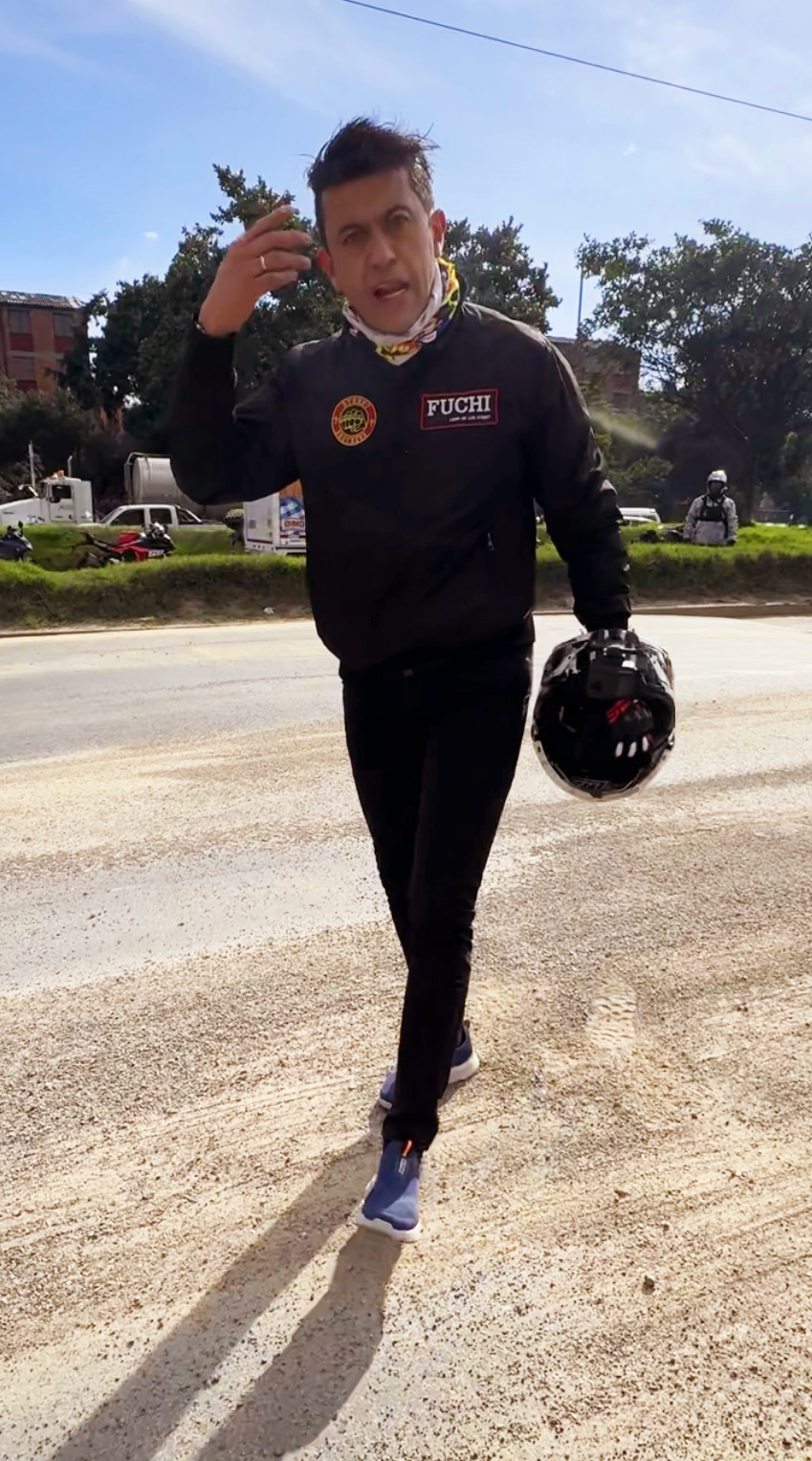 En esta imagen el concejal Fuchi frente a uno de los resaltos