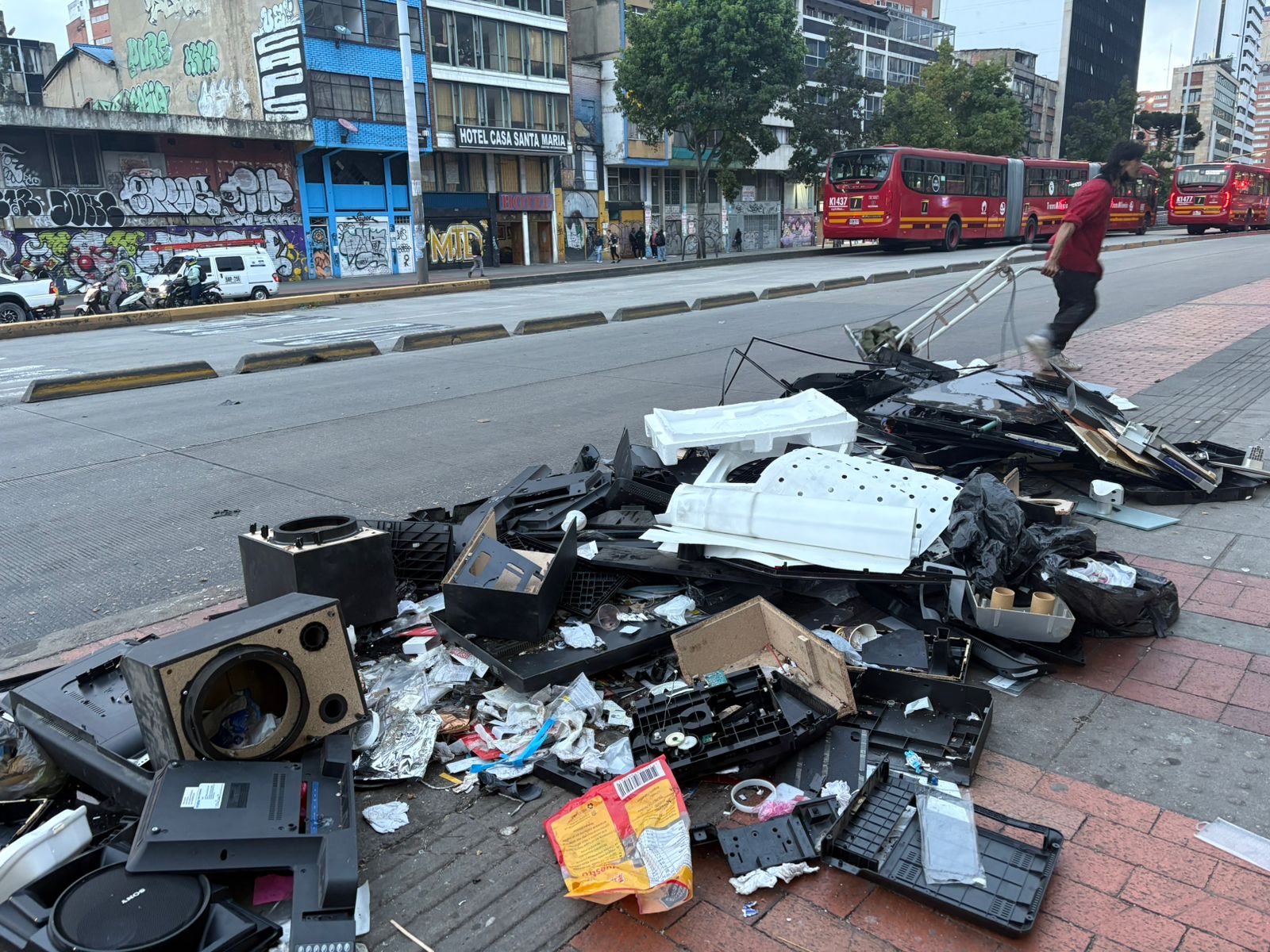 Primera imagen de basura desordenada en la calle
