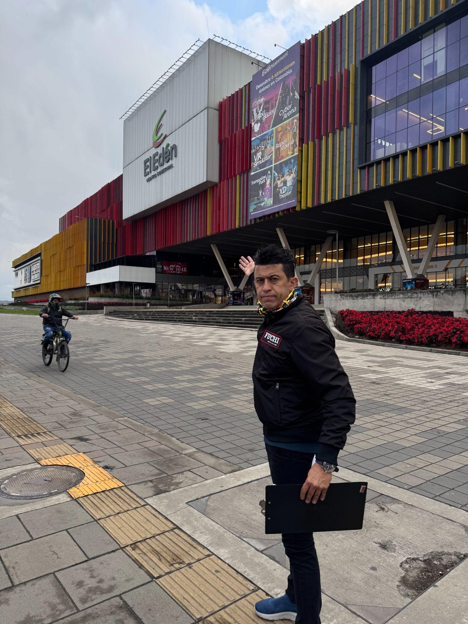 En esta imagen aparece el cnocejal Fuchi frente al Centro comercial el Eden 