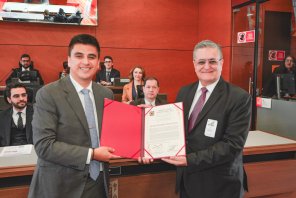 Hernán Alejandro Olano García fue exaltado por el Concejo con la “Nota de Estilo” por sus aportes al derecho, la filosofía y la obra de Nicolás Gómez Dávila Hernán Alejandro Olano García fue exaltado por el Concejo con la “Nota de Estilo” por sus aportes al derecho, la filosofía y la obra de Nicolás Gómez Dávila