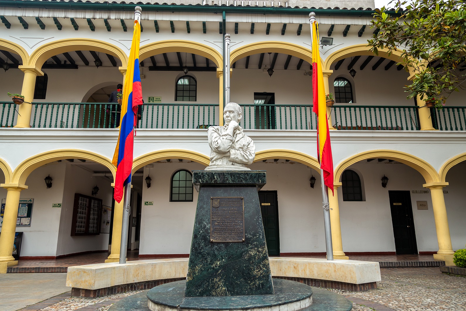 Fotografía del busto de Alvaro Gómez dentro de la plazota interna del Concejo De Bogotá