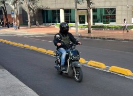 Otra vez Petro contra el país: permitió a las motos eléctricas rodar por las ciclorrutas a más de 40 km/h sin matrícula, licencia ni SOAT