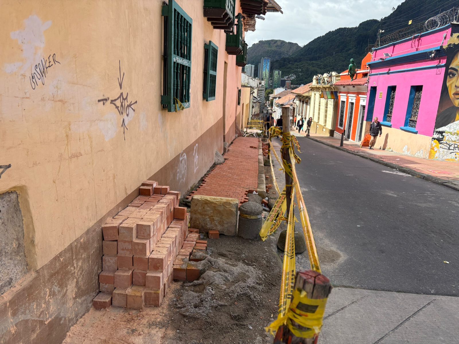 Imagen abandono de obra en andenes del Centro Histórico de Bogotà