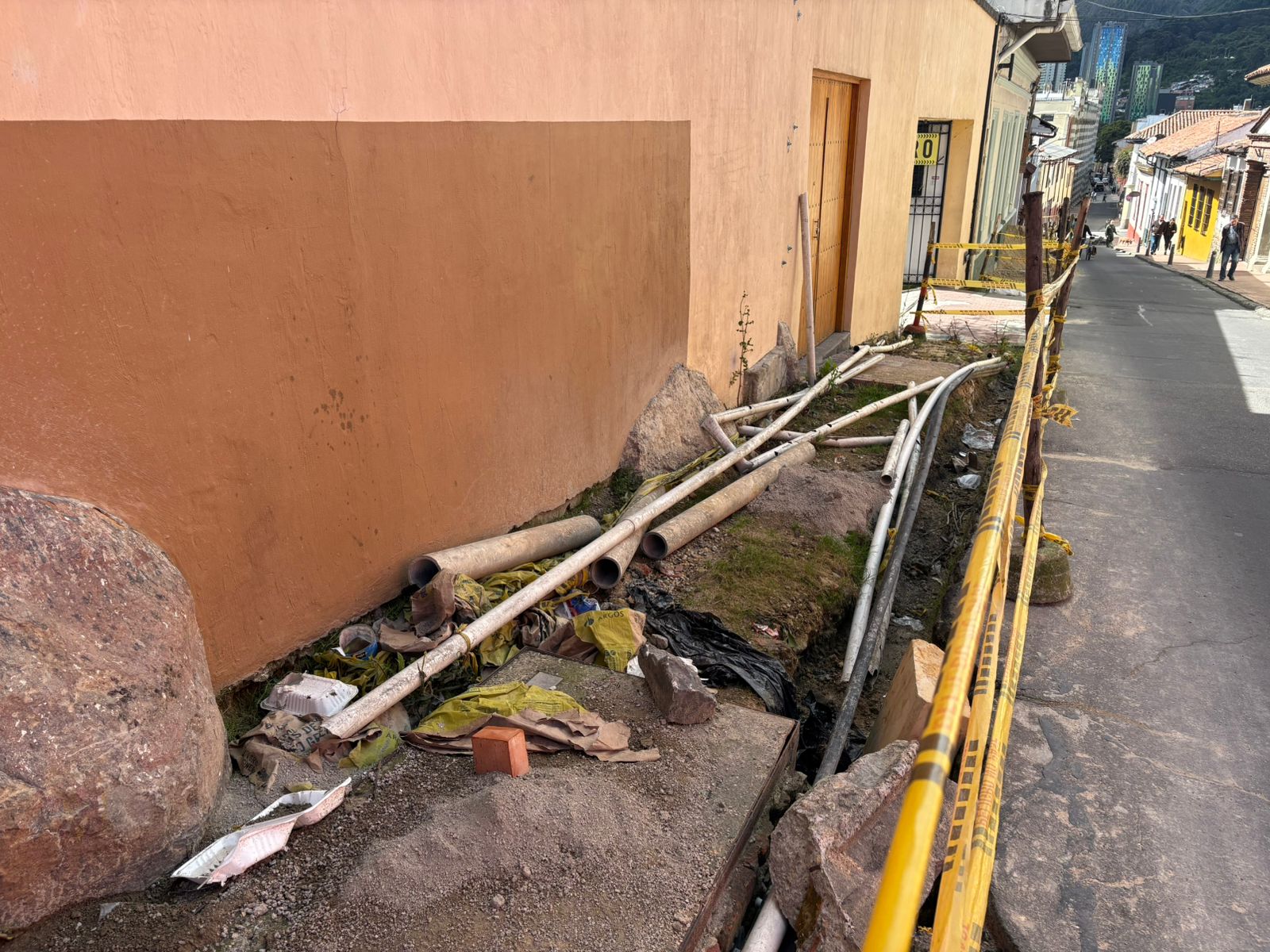 Imagen abandono de obra en andenes de la carrera segunda entre calles 11 y 12 en el Centro Histórico de la localidad de La Candelaria. 