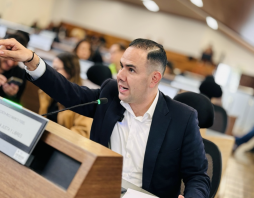 Concejal Marco Acosta rechaza maniobra para frenar condecoración a Miguel Uribe Turbay