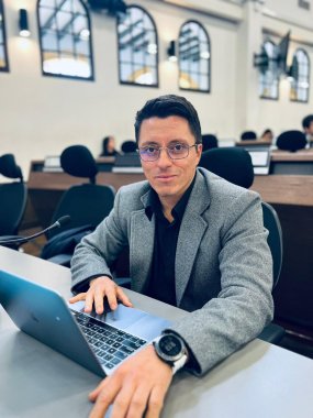 <p>Alcaldía de Galán golpea a bares y comercios nocturnos con más impuestos y restricciones, advierte concejal Julián Espinosa</p>