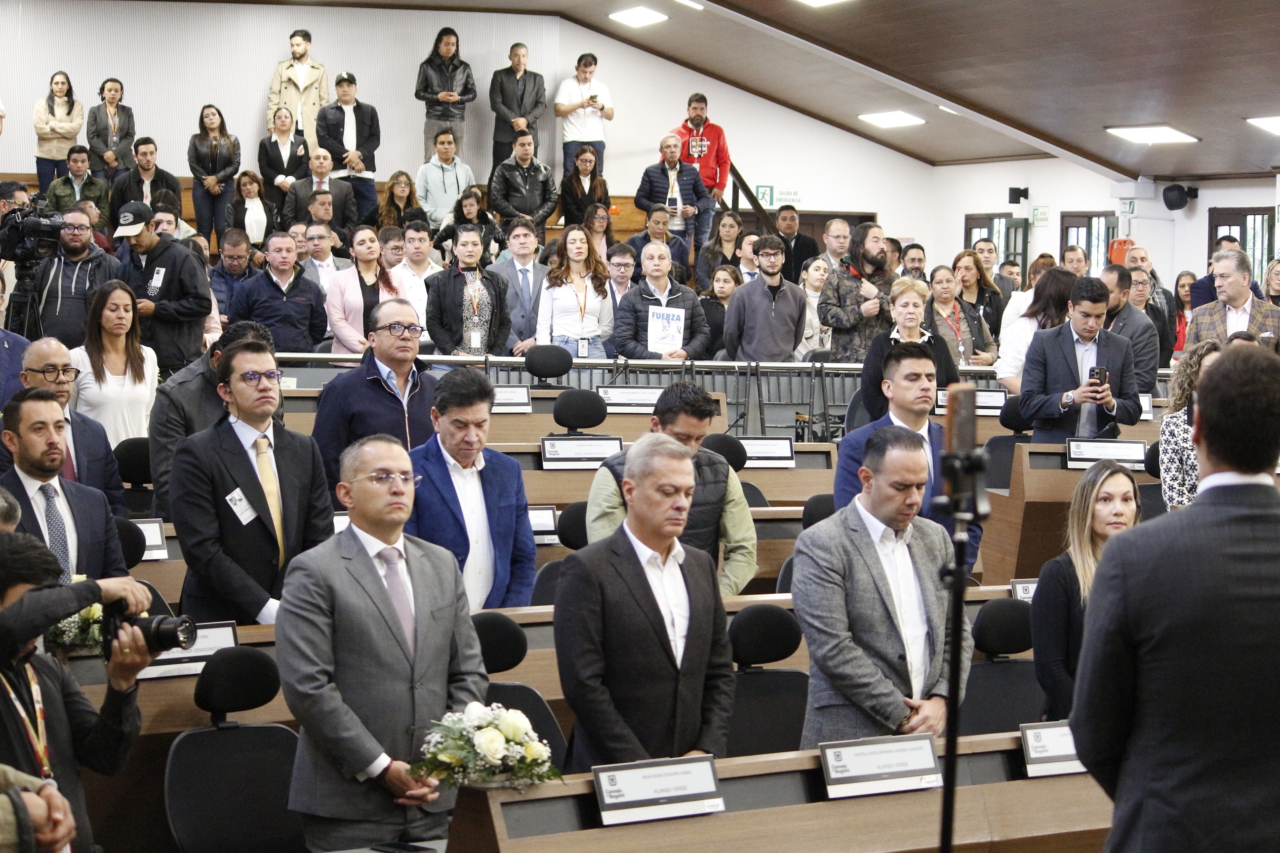 Fotografía donde aparecen los asistentes al evento dentro del Recinto los Comuneros