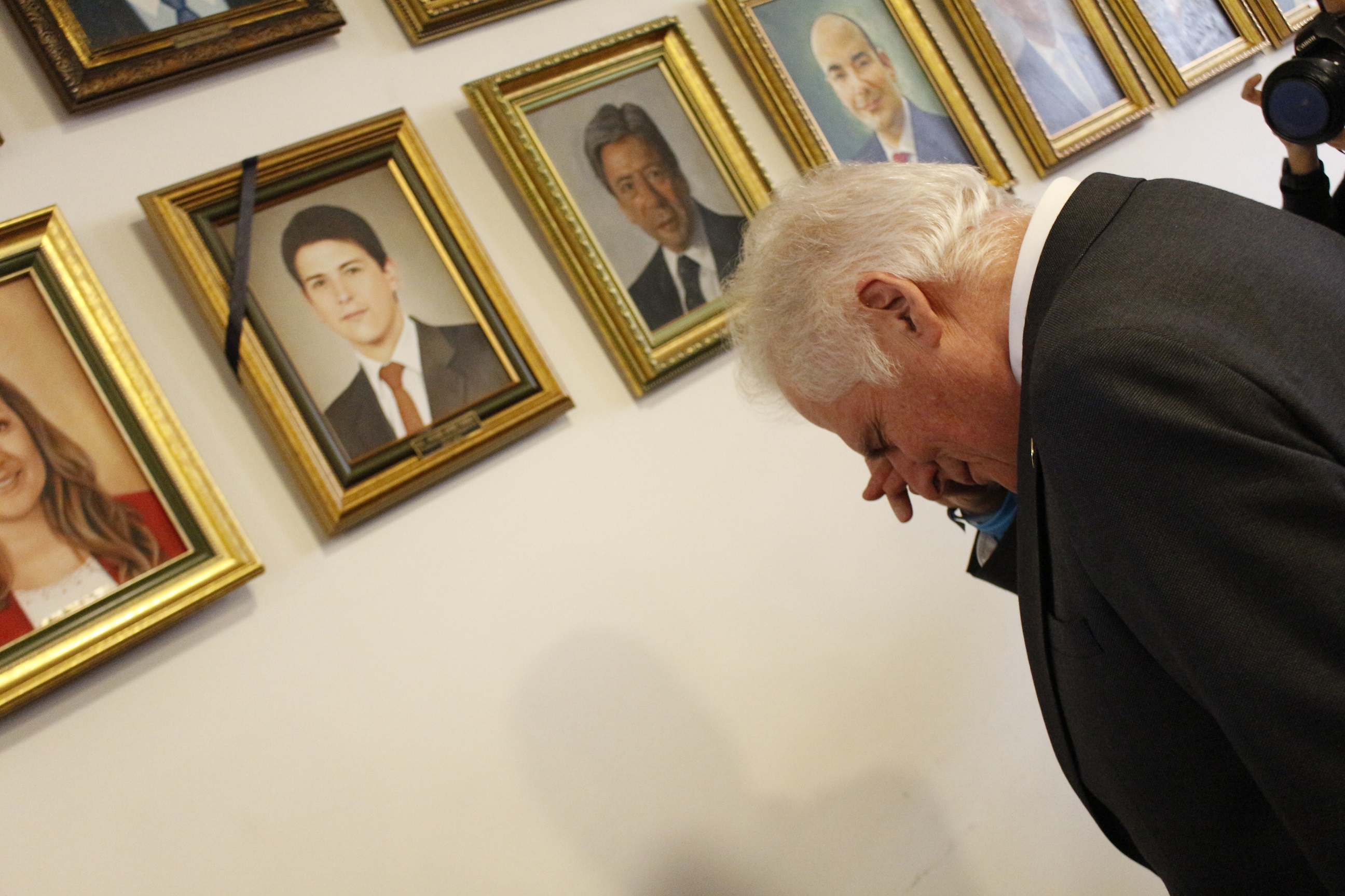 En esta fotografía Miguel uribe Padre, sollozando frente a la pintura de su hijo en el salón presidentes
