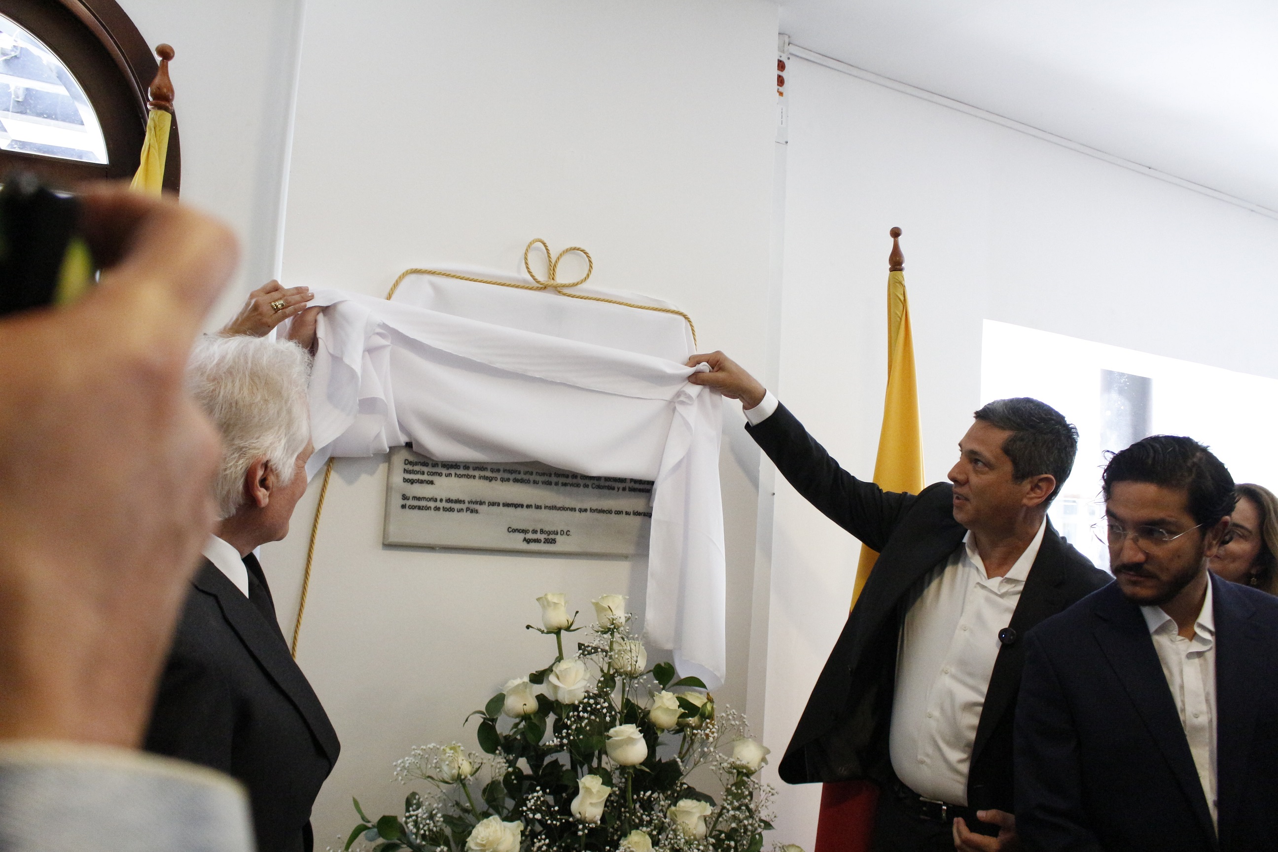 En esta fotografía aparecen Miguel Utribe padre y Samir Abisambra están develando la placa conmemorativa frente al salón presidentes